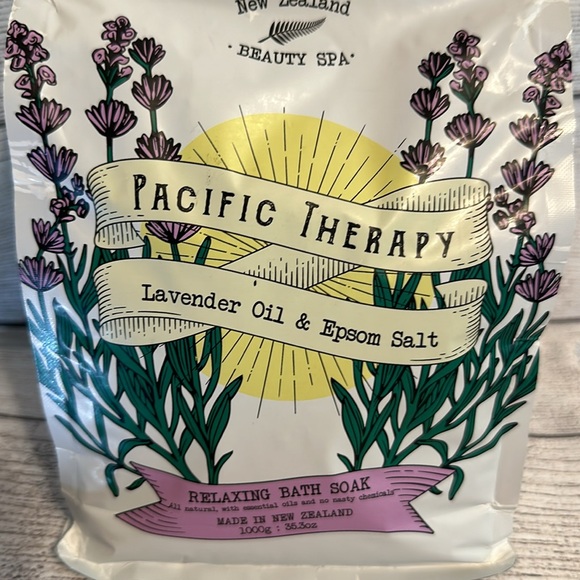 New Zealand Beauty Spa Lavender Oil & Epsom Salt Relaxing Bath Soak 35.3 oz - Picture 2 of 6